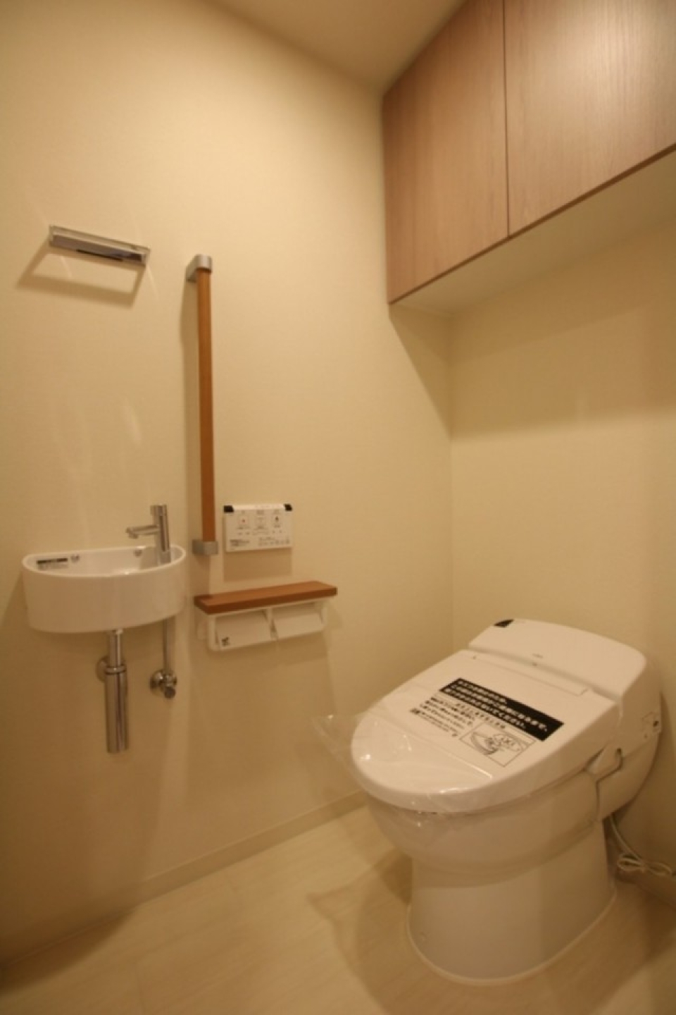 タンクレスでスッキリのトイレにはもちろんシャワートイレが。