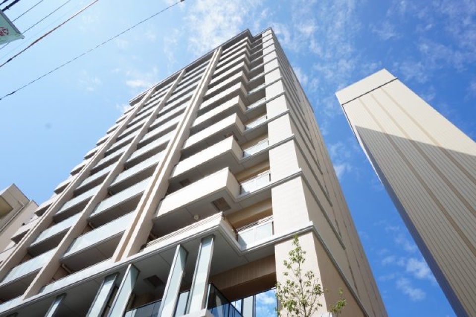 街中に突如現れた15階建てのマンション。