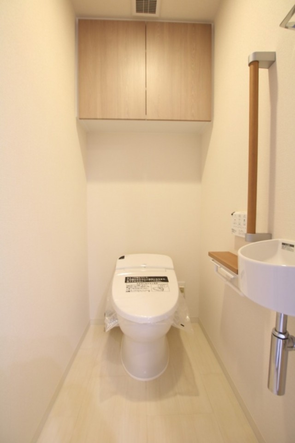 タンクレスでスッキリのトイレにはもちろんシャワートイレが。