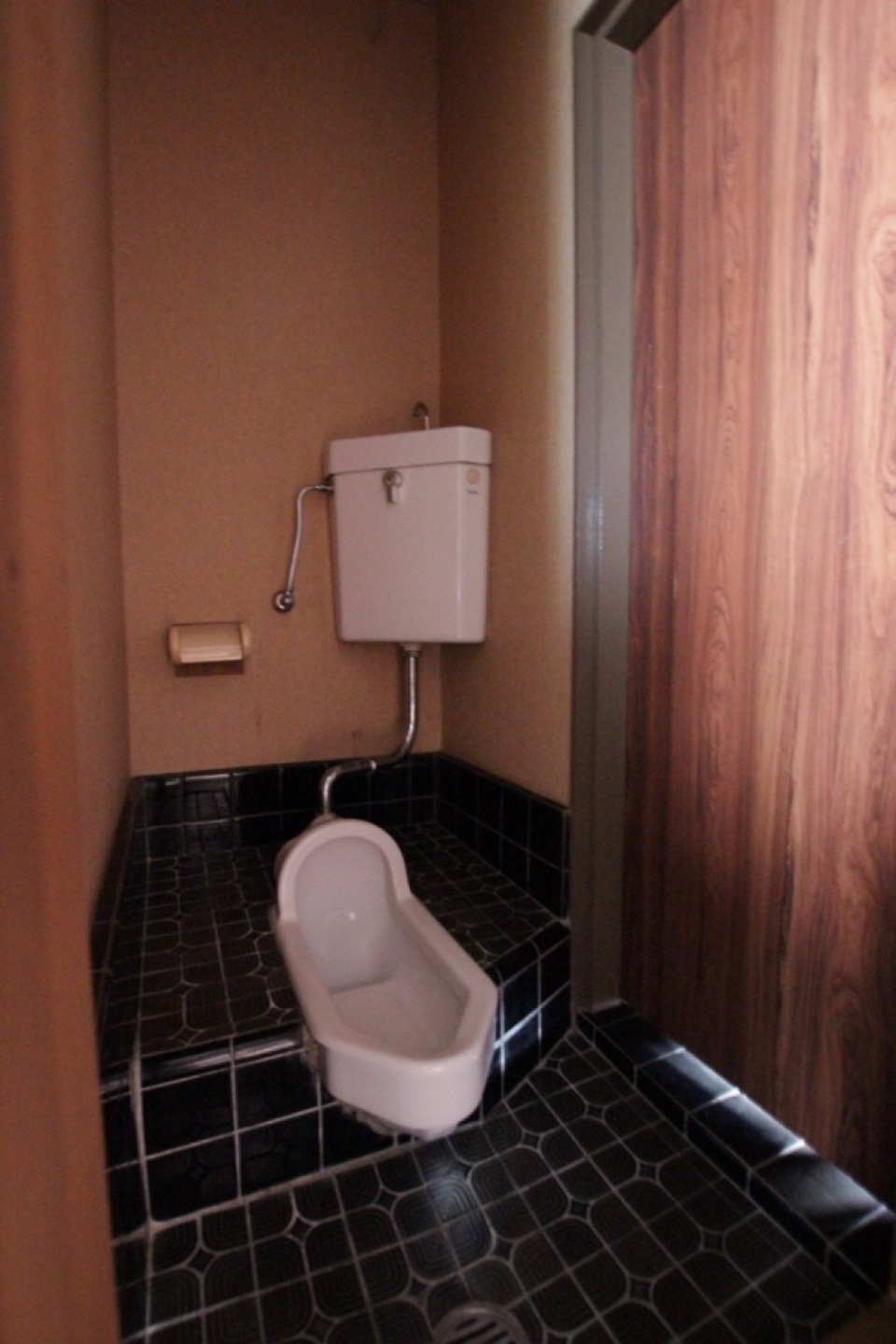 トイレは、お客さんと共用です。