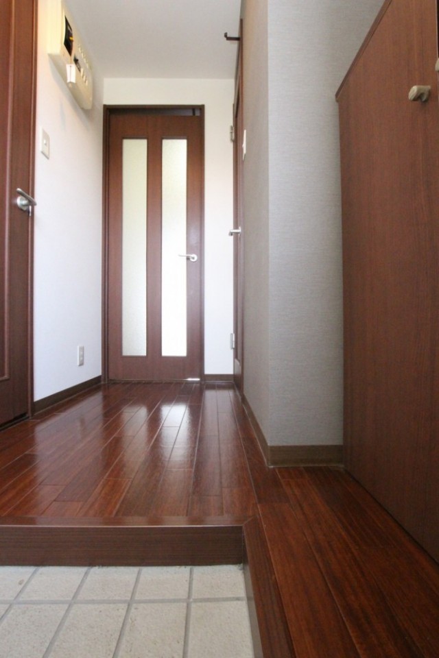 自然光がかすかに差し込み、明るい雰囲気の玄関。