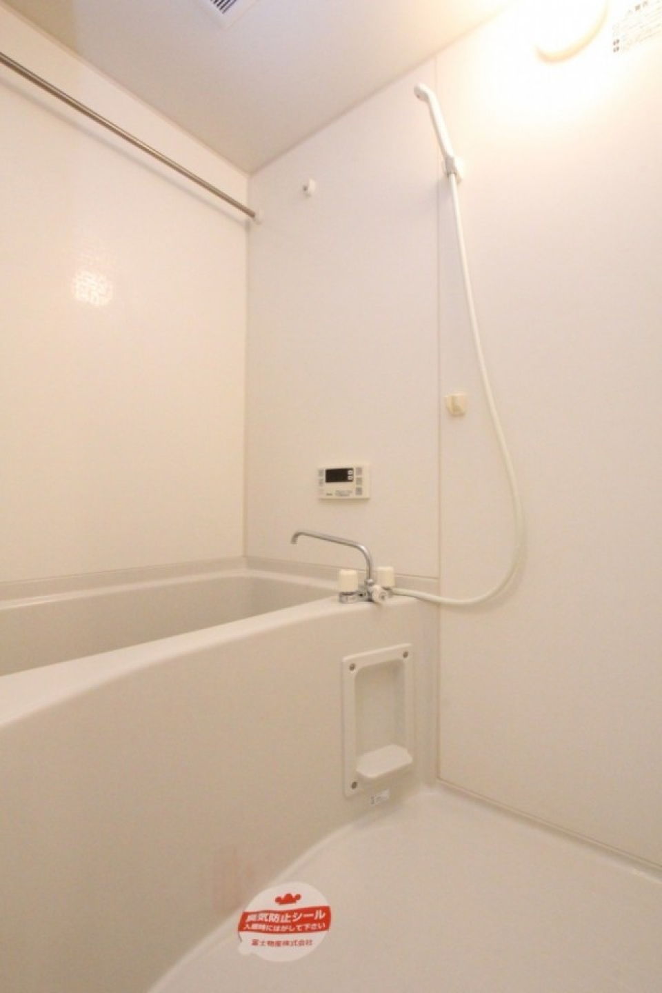 鏡くらいは欲しくなってしまう、シンプルなお風呂。