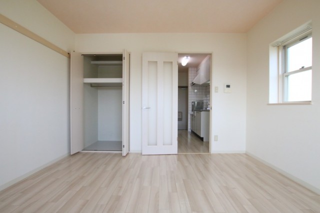 お部屋の様子。白い建具とフローリングの素材がとてもマッチしています。