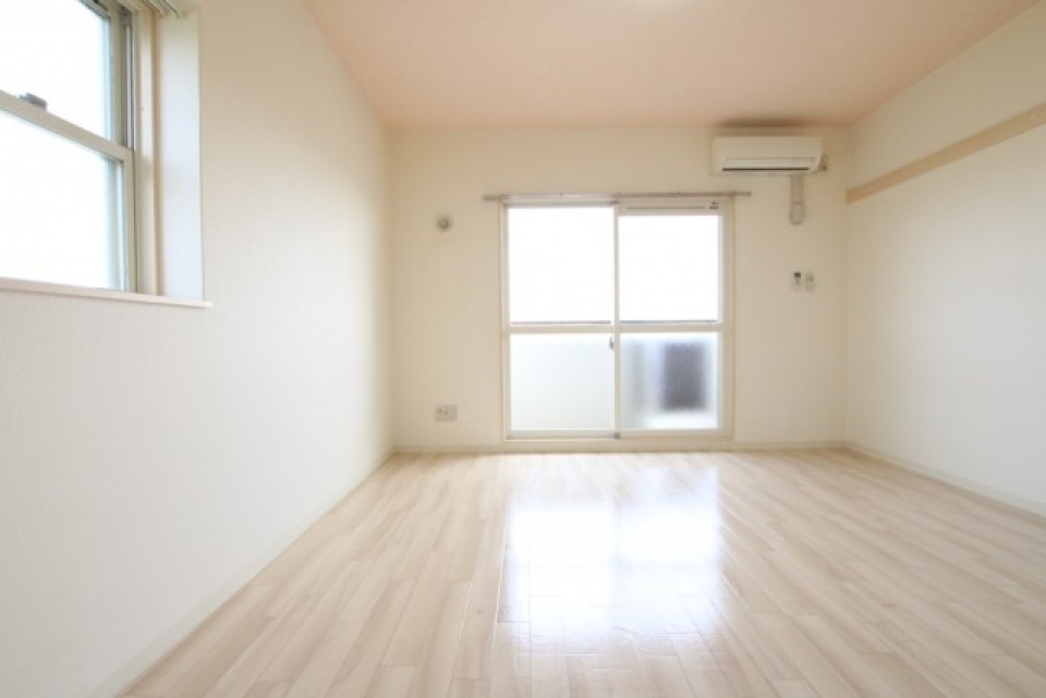 白とナチュラルカラーで明るいお部屋です。