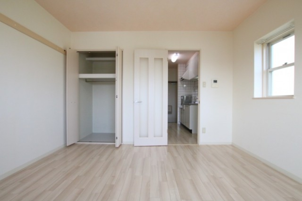 お部屋の様子。白い建具とフローリングの素材がとてもマッチしています。