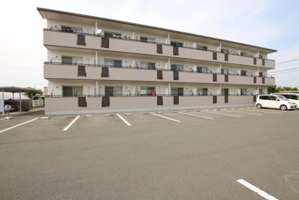 3階建ての鉄筋コンクリートです。