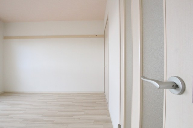 壁・床のみならず建具も白をチョイス。