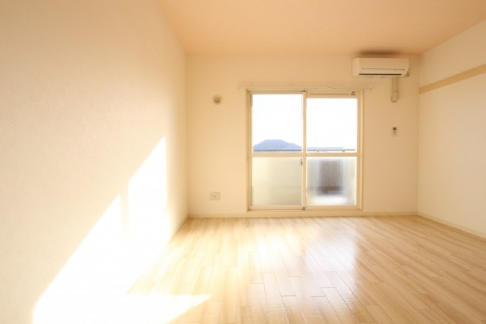 美しい白い空間にやわらかな日が差すお部屋。