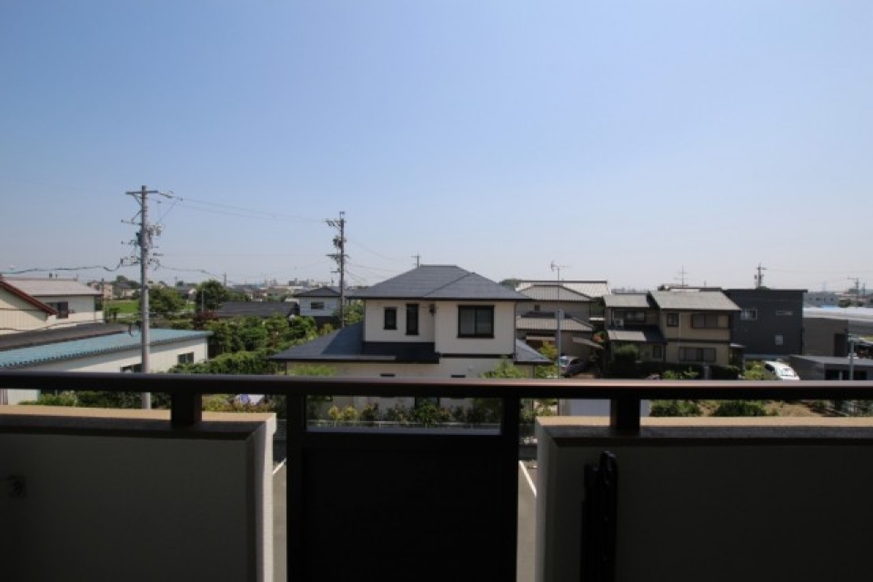 天気が良くて、バルコニーには気持ち良い風が吹いていました。
