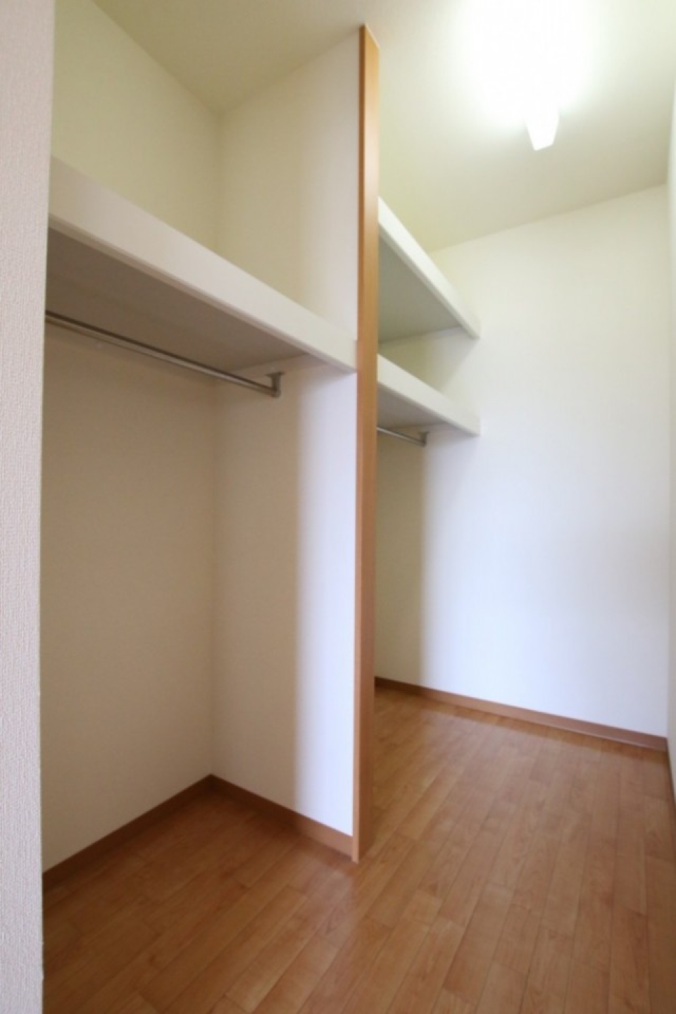 このウォークインは広くて収納には困らなそう。