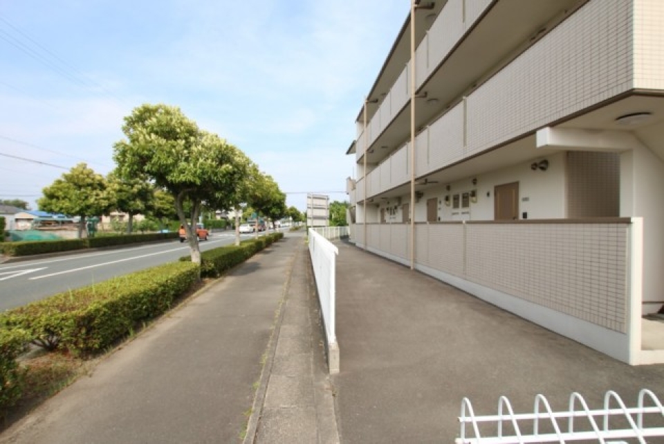 建物目の前の道路を東に走ればすぐかささぎ大橋。