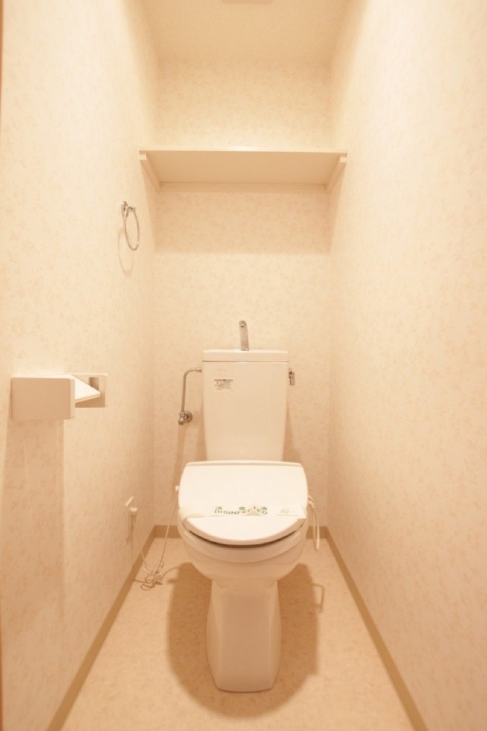 タオル掛けのあるトイレ。