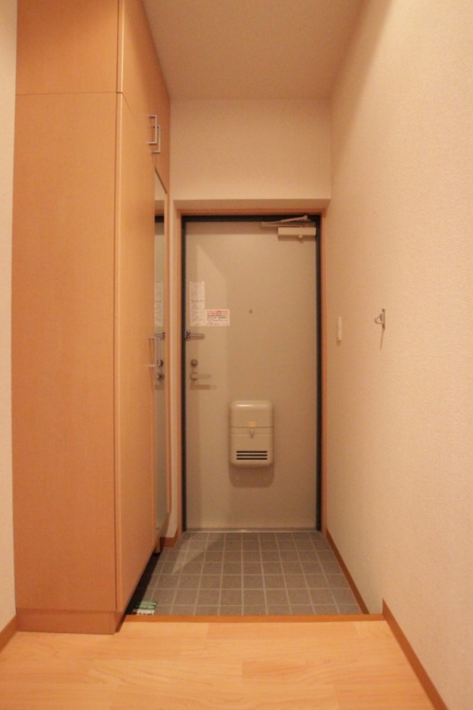 シューズボックスが大きめで姿見があります。