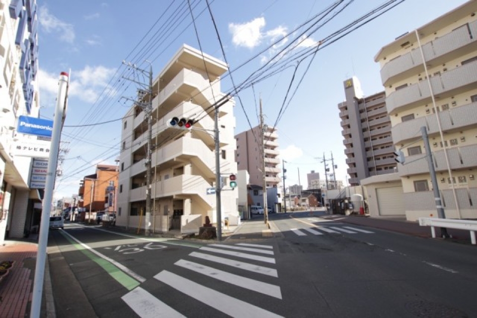 三角地に建っています。