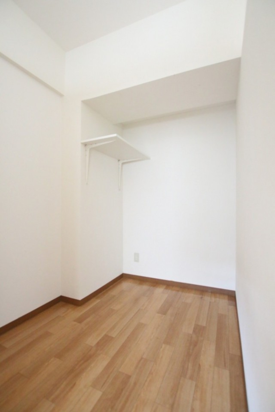 2.2畳の洋室。ウォークインクローゼット？のようなお部屋。