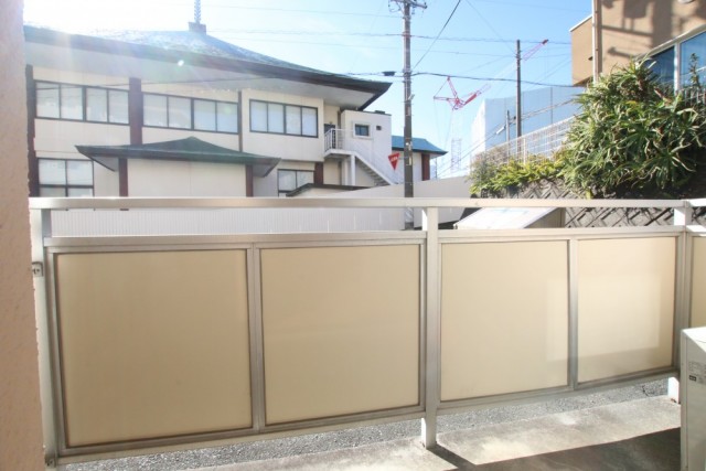 バルコニーから。街中なので周りに建物が密集。