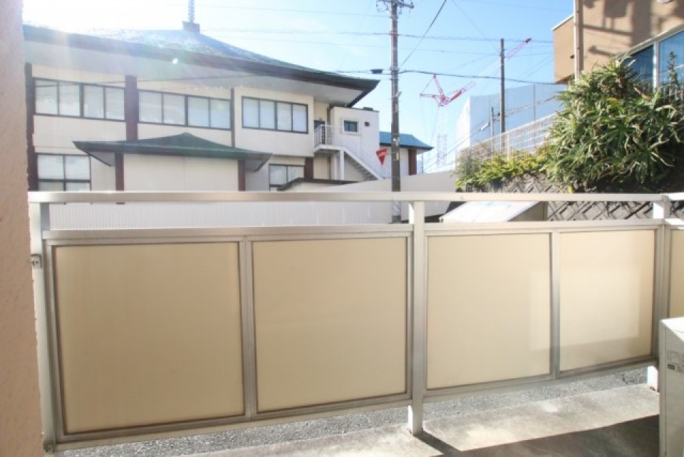 バルコニーから。街中なので周りに建物が密集。
