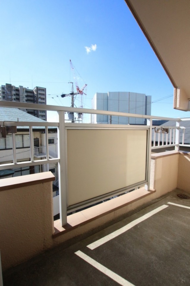 バルコニーからの眺め。４階だが建物が密集しているので眺めはよくない。