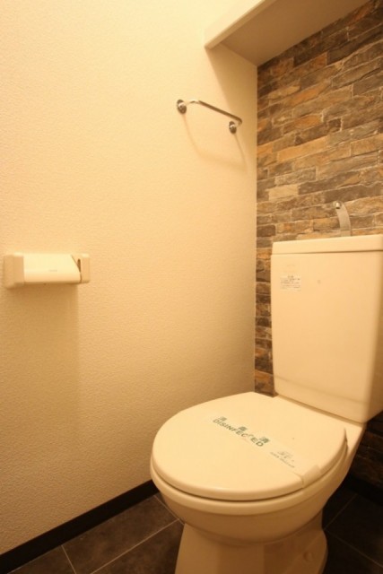 トイレの壁もレンガ調。