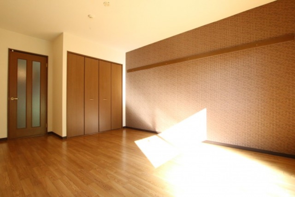 洋室はシンプルな8帖のお部屋。