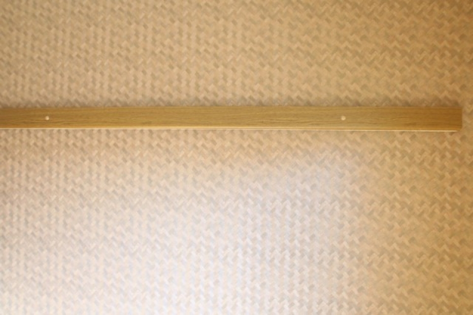 ハンガーなどがかけられる長押つき。