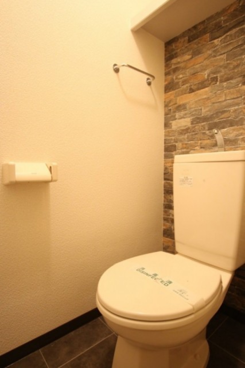 トイレの壁もレンガ調。