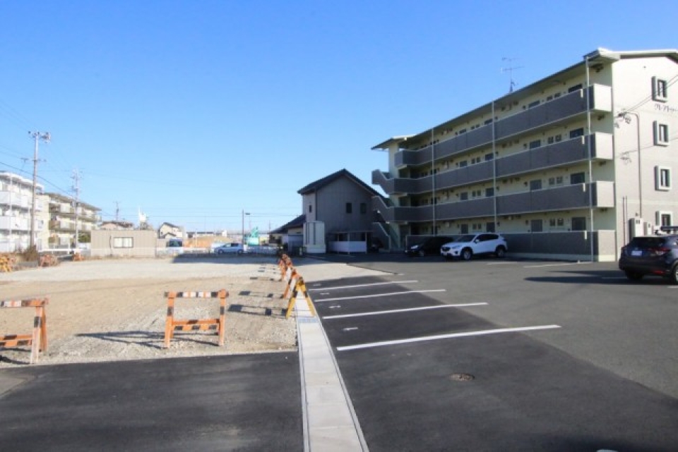 建物の前。