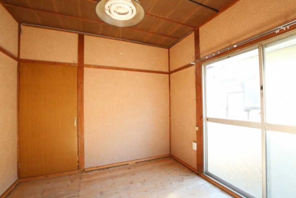 天井は、古い板張りの感じがレトロ感あります。