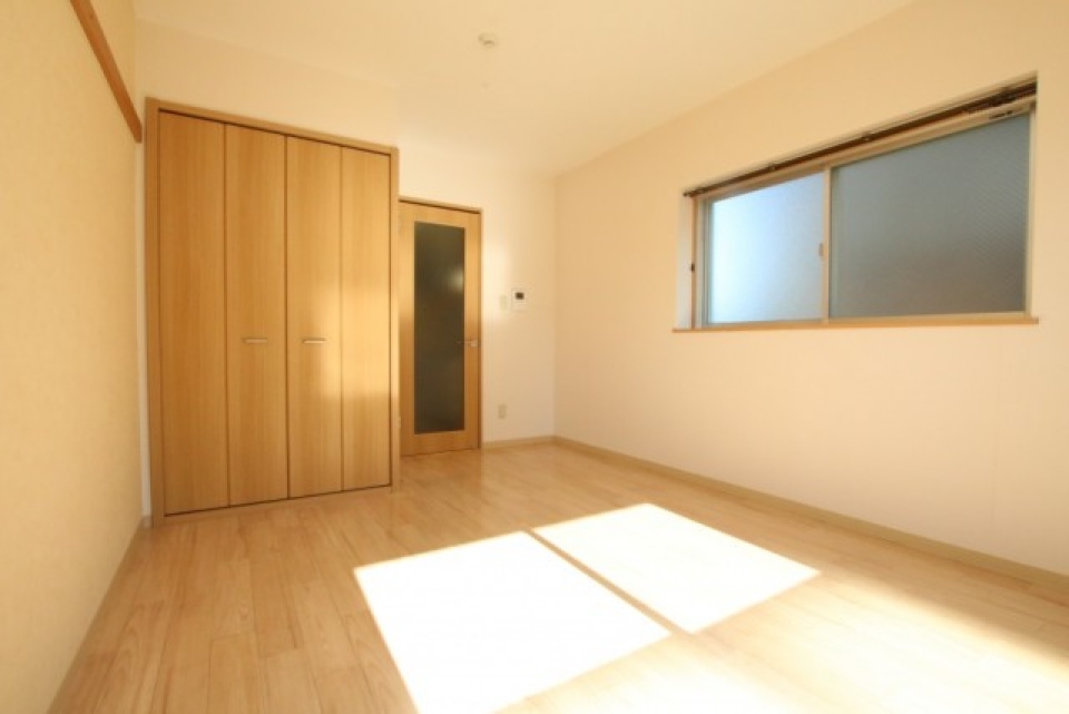 角部屋特権の腰窓あり。建物が隣接するためさほど明かりは入ってこない。
