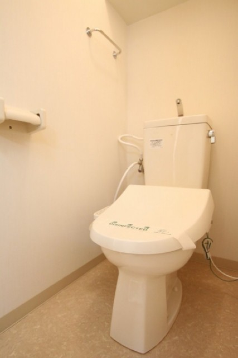 トイレはウォシュレットで上に棚付き！
