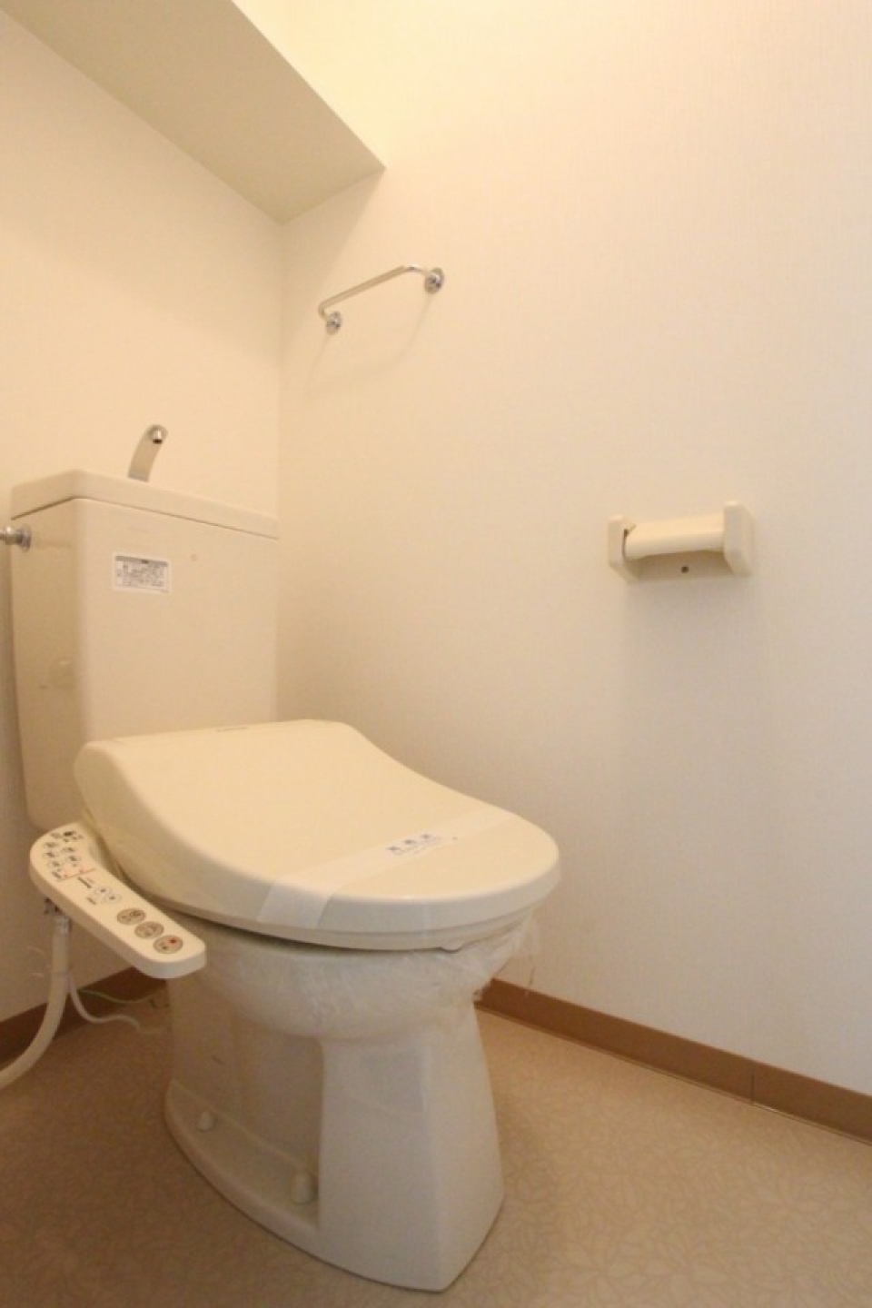 トイレはシャワートイレ付き。