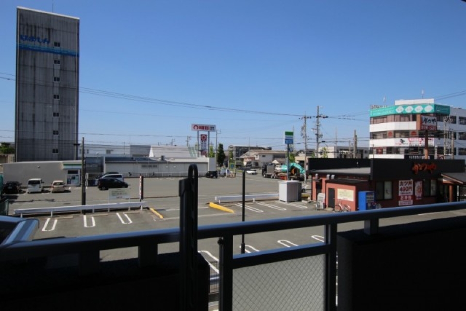 あっ、目の前にかつ屋とファミリーマートを発見。
