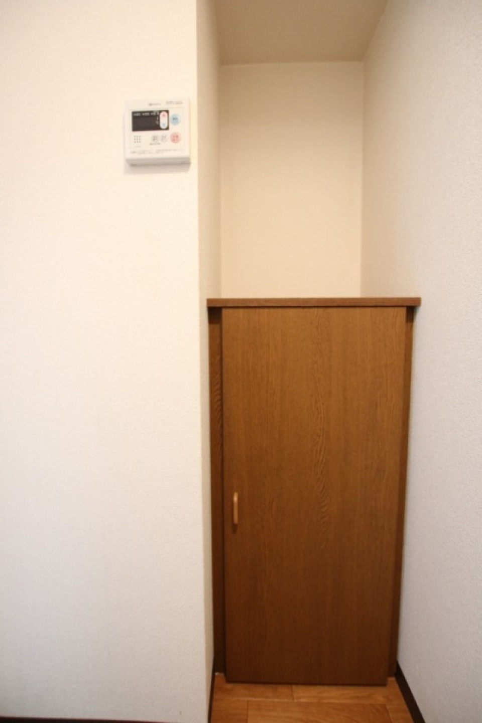 シューズBOXが小さい。となぜかお湯はり機能付きの給湯ユニット。