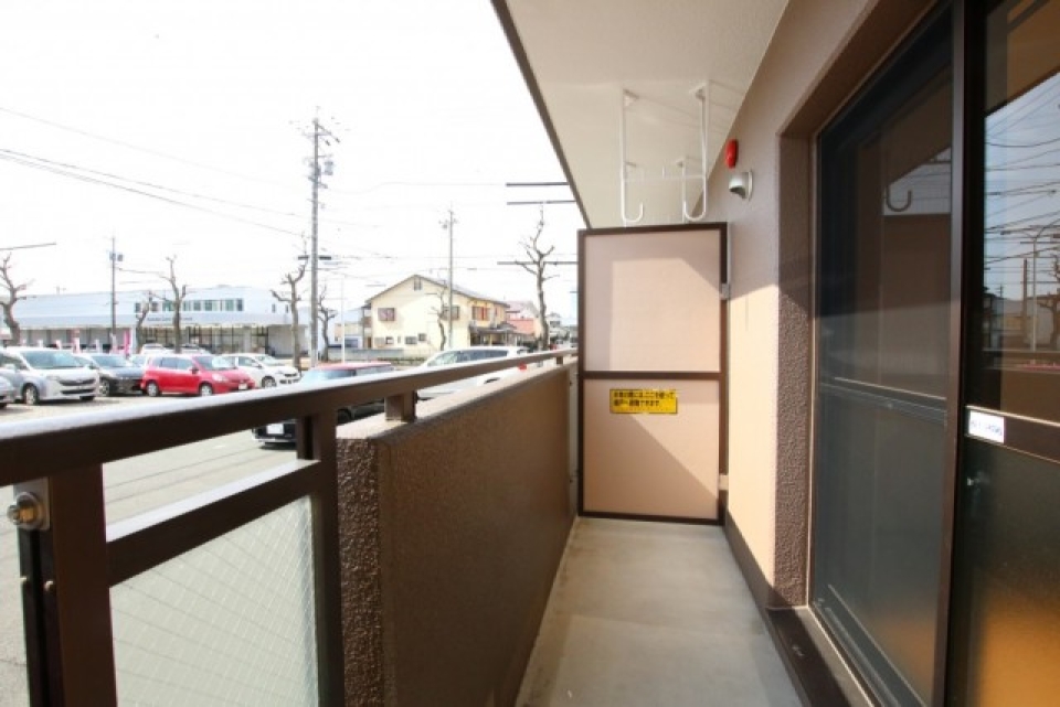 バルコニーの様子。建物が住吉バイパス沿いなので外は交通量が多い。