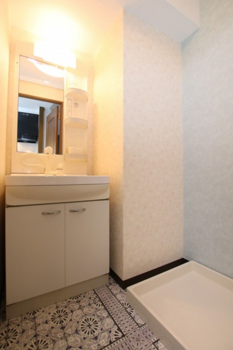 トイレと同じ配色を採用した脱衣所。シャンプードレッサー。