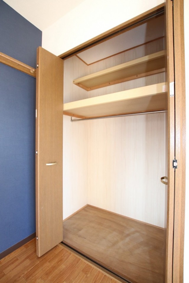 収納内部に2枚の板があります。