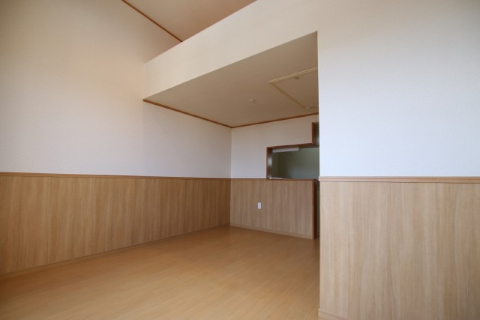 窓側は天井が高いです。