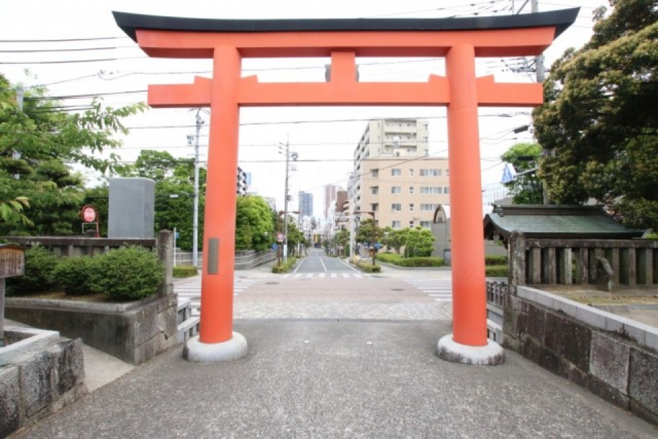 五社神社の鳥居越しにマンションを見る。