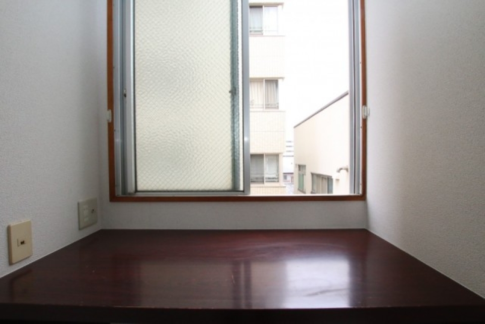 備え付けデスクが付いています。