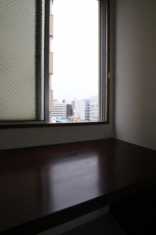 備え付けでデスクからの眺望。4階からの眺め。