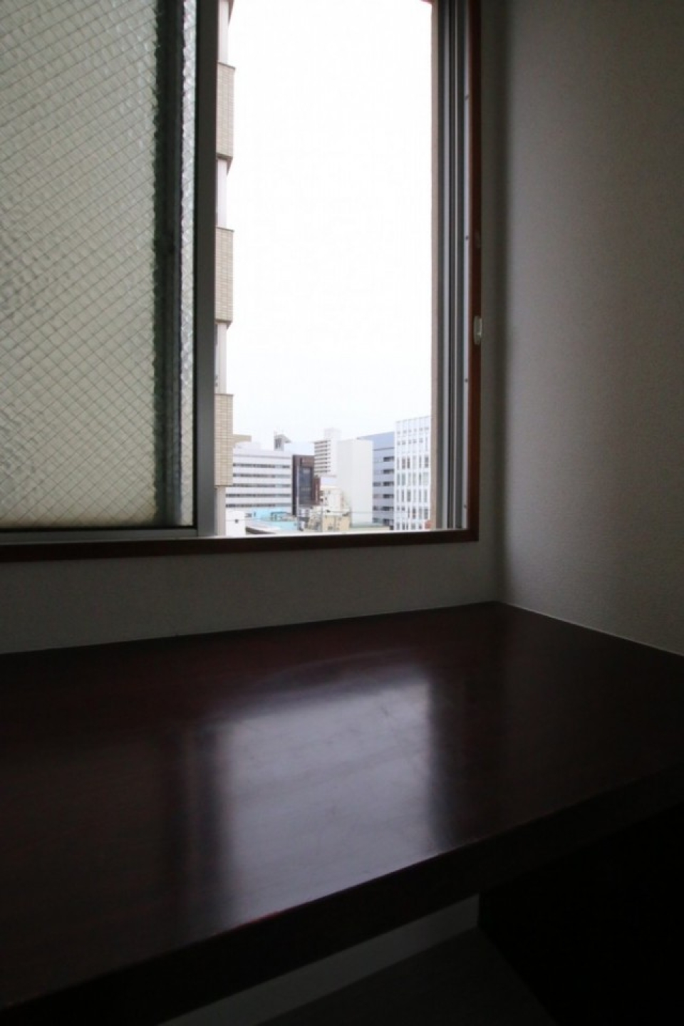 備え付けでデスクからの眺望。4階からの眺め。