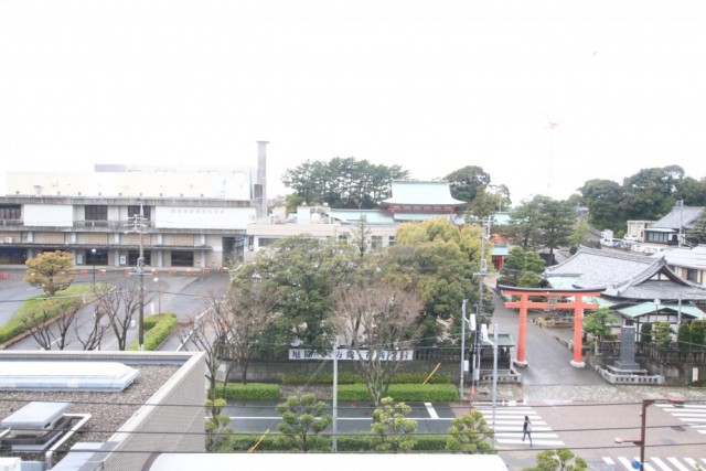 なんだか「ありがたい」、お部屋の目の前は五社神社。