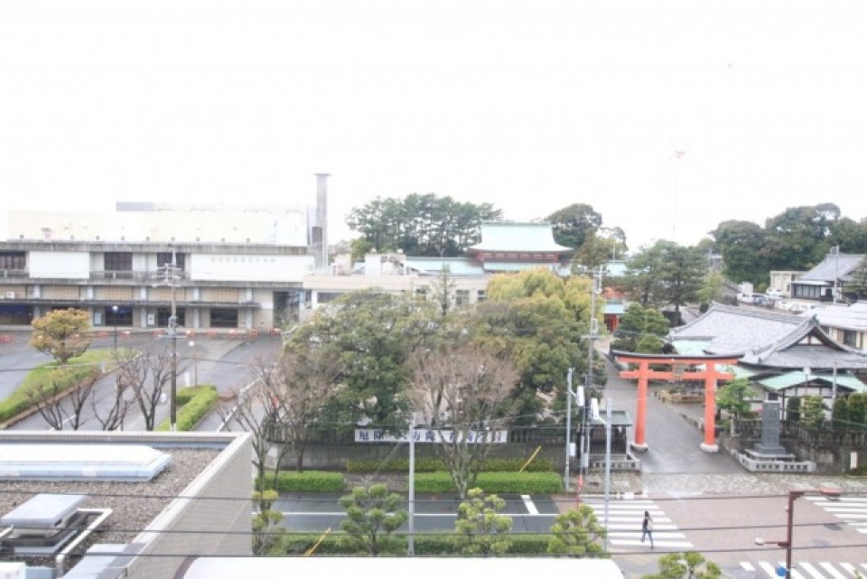 なんだか「ありがたい」、お部屋の目の前は五社神社。