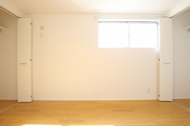 こちらの部屋は左右に収納があり面白い造りになっている。