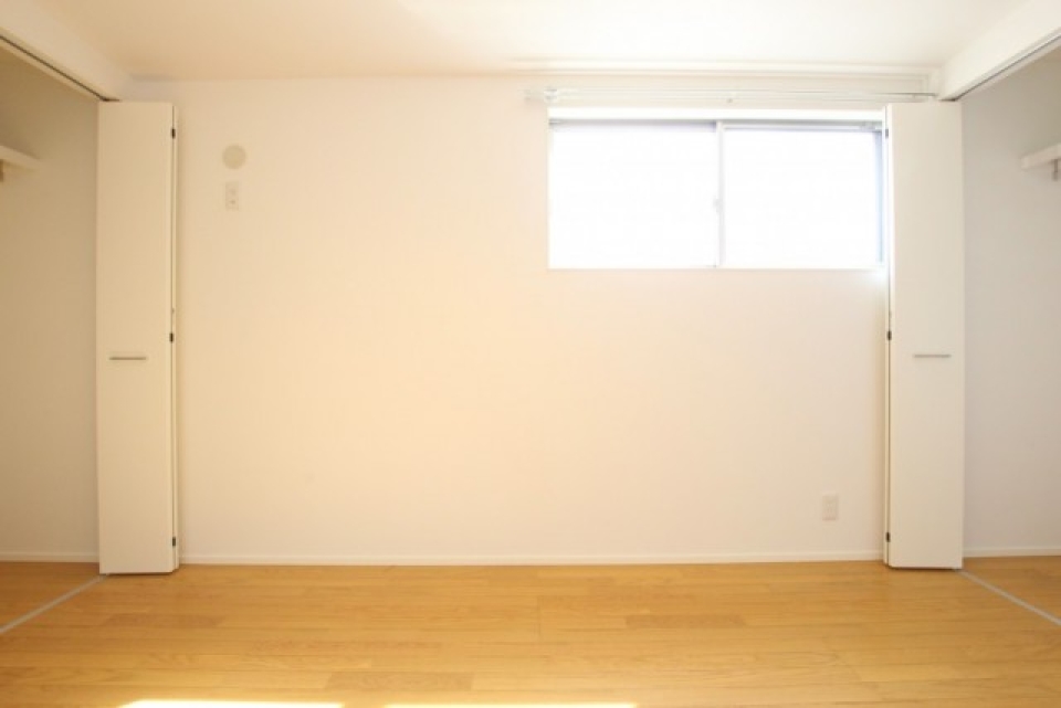 こちらの部屋は左右に収納があり面白い造りになっている。