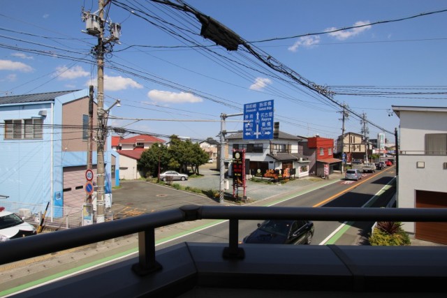 R150沿いに建ちR1へはすぐ出られる。