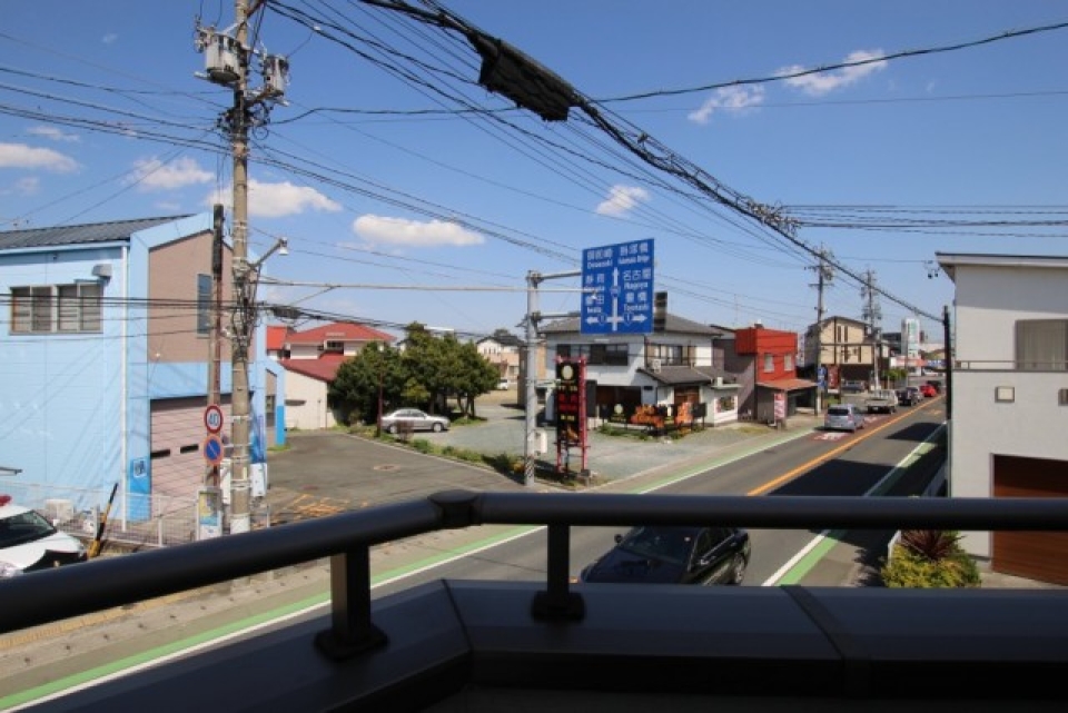 R150沿いに建ちR1へはすぐ出られる。