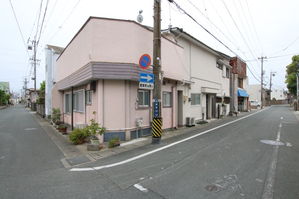 角地の平屋！外構に植木鉢が置いてあります！