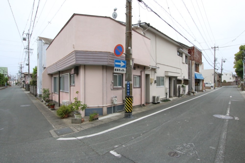 角地の平屋！外構に植木鉢が置いてあります！
