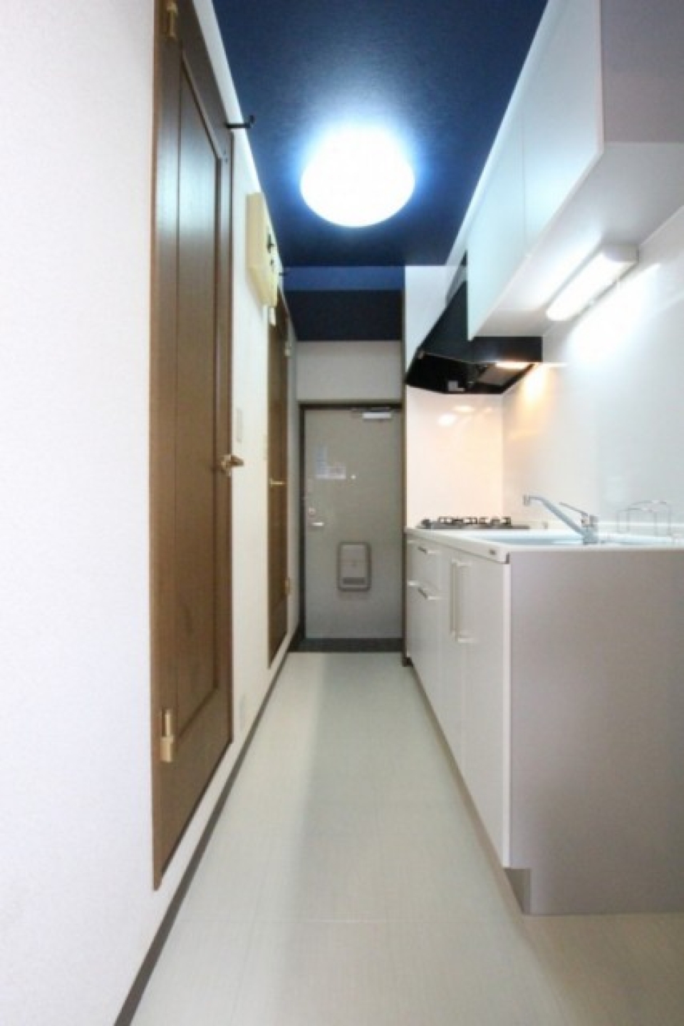 キッチンスペースの天井もお部屋と同じブルーカラー。
